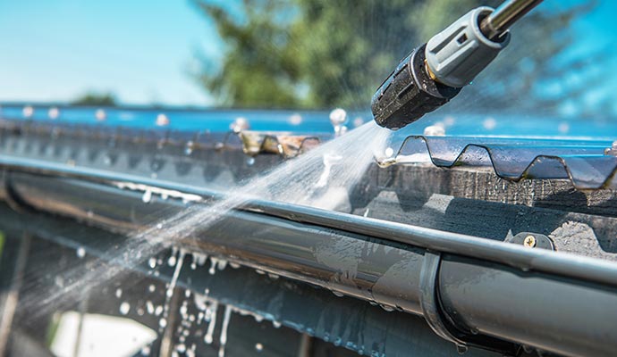 pressure washer cleaning gutter