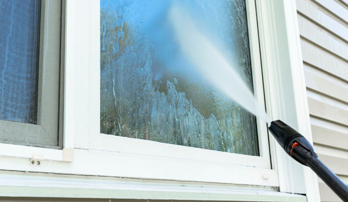 A window cleaning with pressure washing